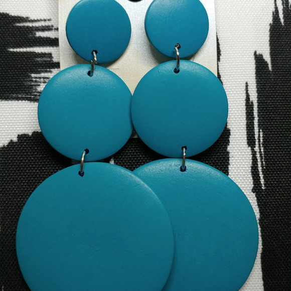 Gorgeous vintage style dangle earrings. - Picture 3 of 4